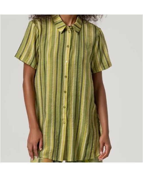 CAMISA DE CUELLO CAMISERO/ MANGA CORTA CON RAYAS VERTICALES Y BOTONES