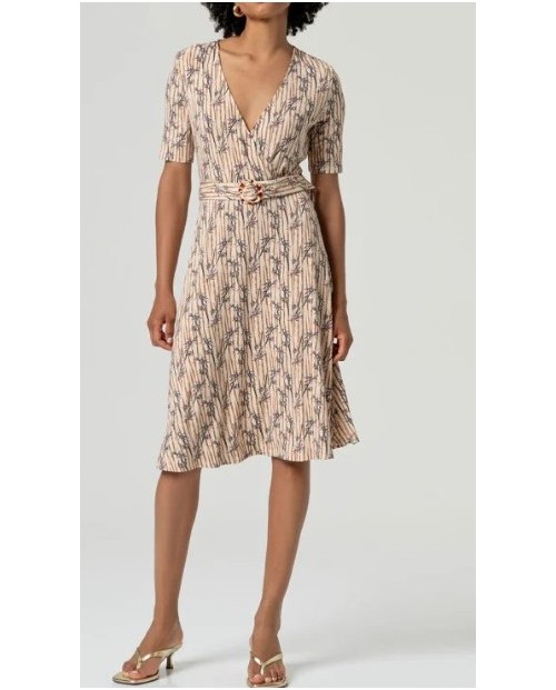 VESTIDO MIDI ESTAMPADO EN ESCOTE PICO CON CINTURÓN DE HEBILLA CIRCULAR