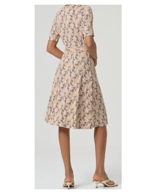 VESTIDO MIDI ESTAMPADO EN ESCOTE PICO CON CINTURÓN DE HEBILLA CIRCULAR