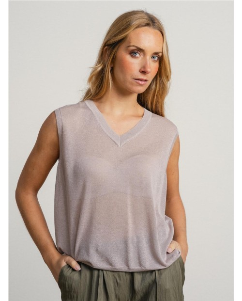 CAMISOLA SIN MANGAS CON ESCOTE EN V Y DETALLES TRANSPARENTES.