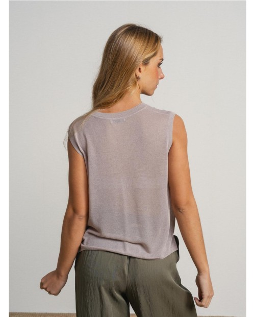 CAMISOLA SIN MANGAS CON ESCOTE EN V Y DETALLES TRANSPARENTES.