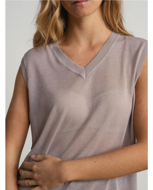 CAMISOLA SIN MANGAS CON ESCOTE EN V Y DETALLES TRANSPARENTES.