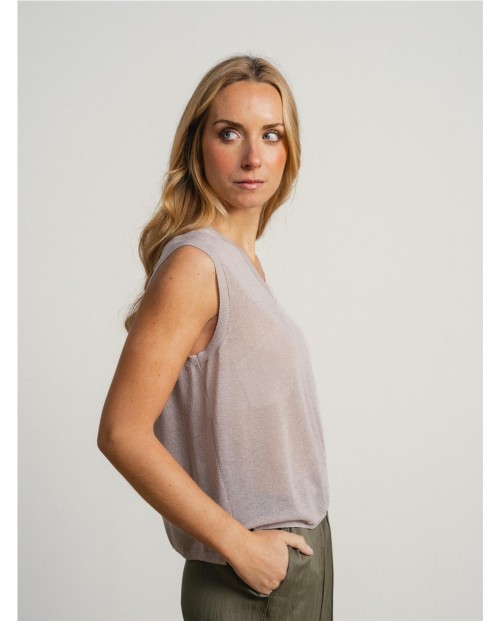 CAMISOLA SIN MANGAS CON ESCOTE EN V Y DETALLES TRANSPARENTES.