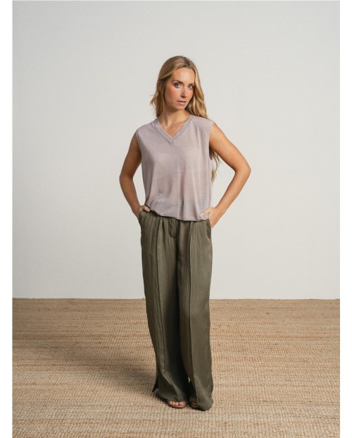 CAMISOLA SIN MANGAS CON ESCOTE EN V Y DETALLES TRANSPARENTES.