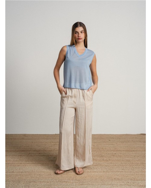 CAMISOLA SIN MANGAS CON ESCOTE EN V Y DETALLES TRANSPARENTES.