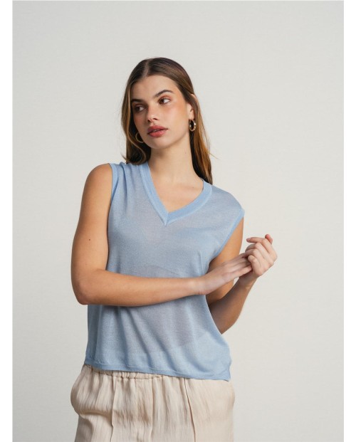 CAMISOLA SIN MANGAS CON ESCOTE EN V Y DETALLES TRANSPARENTES.