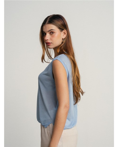 CAMISOLA SIN MANGAS CON ESCOTE EN V Y DETALLES TRANSPARENTES.