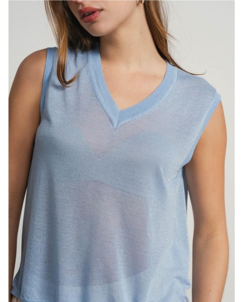 CAMISOLA SIN MANGAS CON ESCOTE EN V Y DETALLES TRANSPARENTES.