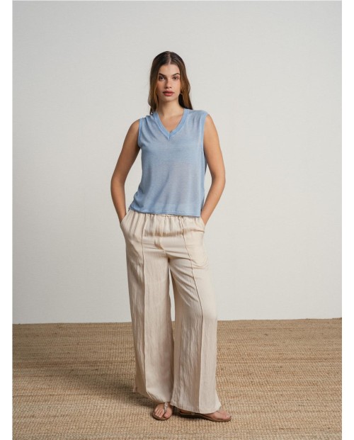 CAMISOLA SIN MANGAS CON ESCOTE EN V Y DETALLES TRANSPARENTES.