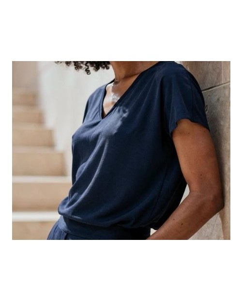 CAMISETA BASICA SUELTA ESCOTE EN V
