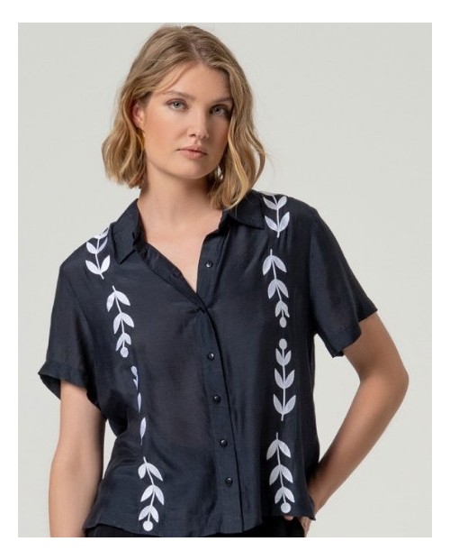 CAMISA DE MANGA CORTA CON BORDADO ARTESANAL, LOOK ELEGANTE Y CÓMODO