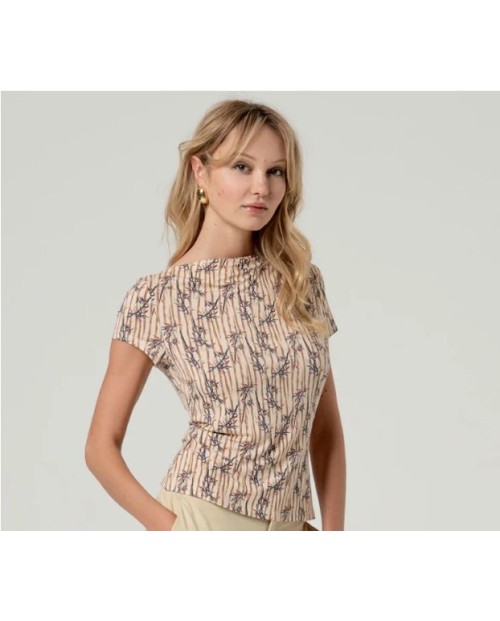 CAMISETA ESTAMPADA EN COLOR CRUDO Y ESTAMPADOS FLORALES