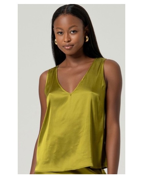 TOP SATINADO ELEGANTE DE CUELLO DE PICO