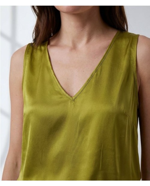 TOP SATINADO ELEGANTE DE CUELLO DE PICO