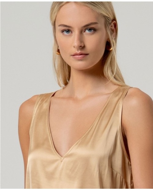 TOP SATINADO ELEGANTE DE CUELLO DE PICO 2