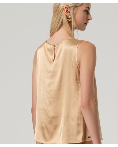 TOP SATINADO ELEGANTE DE CUELLO DE PICO