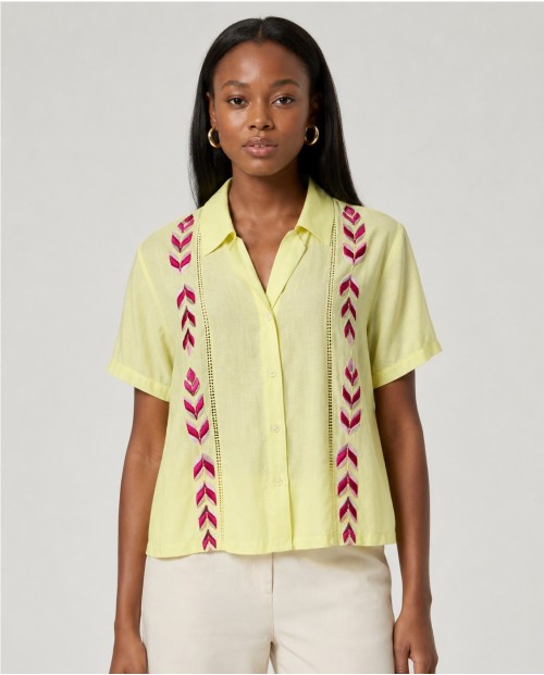 CAMISA DE MANGA CORTA CON BORDADO ARTESANAL, LOOK ELEGANTE Y CÓMODO 2