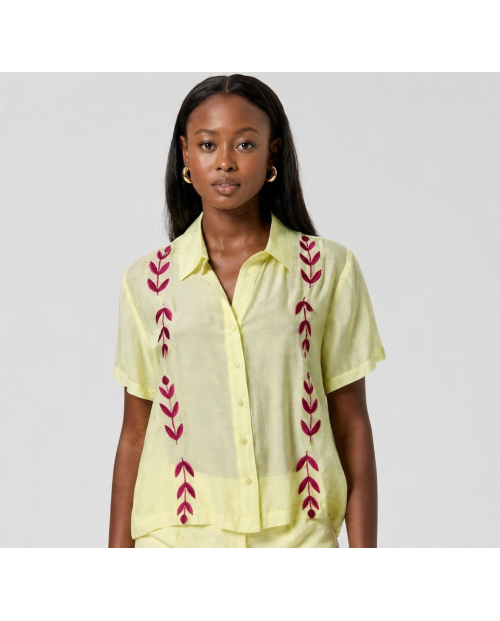 CAMISA DE MANGA CORTA CON BORDADO ARTESANAL, LOOK ELEGANTE Y CÓMODO