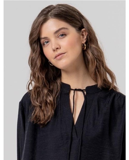 BLUSA AMPLIA SURKANA CON ESCOTE DE PICO 2